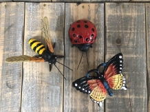 Biene, Schmetterling und Marienkäfer aus Gusseisen, farbenprächtig.