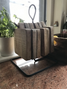 Plankhouder met 6 kleine houten planken / dienbladen / borden, ijzer en hout