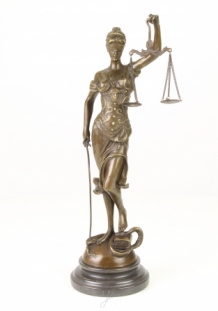 Eine Bronzestatue der Lady Justice