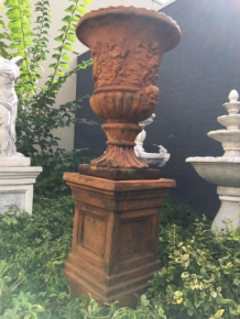 Sehr auffällige und schwere Blumentopf-Vase auf stabilem Sockel aus massivem Oxidstein mit Engeln