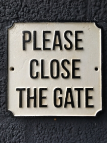 Schild emailliert ''Bitte schließen Sie das Tor'' für Tür oder Tor