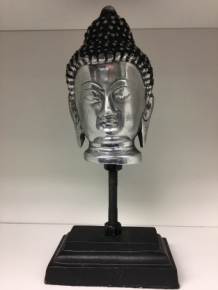 Buddha-Kopf auf Metallstativ, Aluminium.