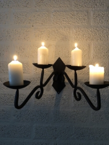 Beautiful wrought iron wall sconce with 4 saucers, very beautiful