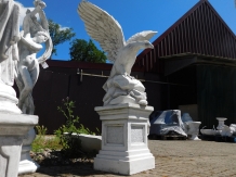 Large eagle on plinth - XXL - solid stone