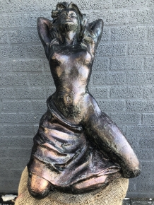 A beautiful statue of a naked woman, completely cast iron bronze look - rest, beautiful in detail!