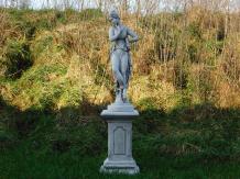 Statue Frau auf Sockel - 105 cm - Massivstein