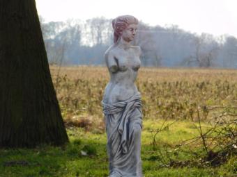 Beeld Vrouw op Sokkel - 143 cm - Steen