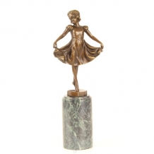 A bronze statue/sculpture ''Lieselotte''