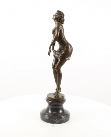 Een bronzen beeld/sculptuur van een peinzende vrouw