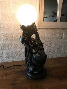 Boeddha lamp, hele aparte en exclusieve lamp in de vorm van een Boeddha die de bol vasthoudt