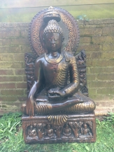 Thailändische Buddha-Statue auf massivem Steinthron