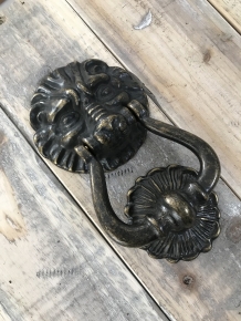 Door knocker lion, dark brass including knocker catcher.