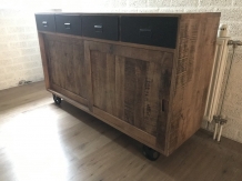 Attraktives Sideboard mit 2 Schiebetüren und 4 Schubladen, mit Eisenrollen