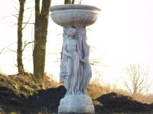 Statue mit drei Frauen und Schale auf Sockel - 130 cm - Vollstein