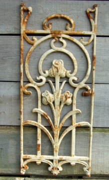 Metalen sierrek, art nouveau, rozenrek als landelijke decoratie, wandrek tulp.