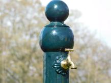 Standing fountain with brass tap - dark green - aluminium