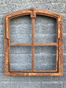 Ein antik anmutendes Stallfenster, zu öffnen, unbehandeltes Gusseisen, Liegefläche, Fenster