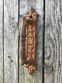 A cast iron door handle, at rest, very nice and sturdy!