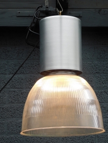 Fraaie grote metalen antieke industriële  hanglamp met fraaie lichtkap.