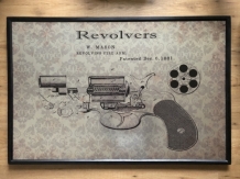 Kunst auf Holz, ein bekannter Revolver, sehr schön