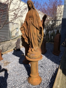 Mutter Maria / Mutter Maria, große Vollsteinskulptur auf Sockel aus Oxid