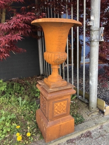 Garden vase cast iron on cast iron base, very nice and beautiful design.