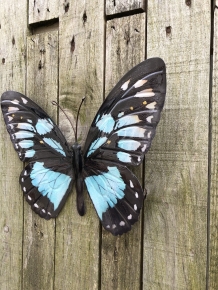 Schmetterling, ganz aus Metall und ganz blau-grün schwarz