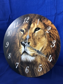 Uhr Holz mit Bild von einem Löwen