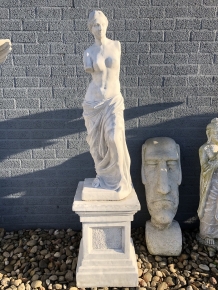 Wunderschöne Steinskulptur der Venus von Milo auf einem Sockel, eine bekannte und schöne Skulptur