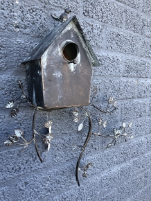 Schönes Metall-Vogelhaus für die Wand