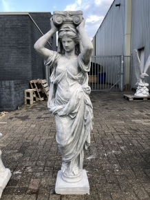 Schöne Karyatidenstatue aus Stein einer mythologischen Frau.