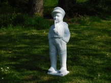 Statue Junge mit Pfeife - massiver Stein