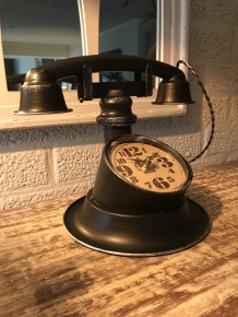 Nice clock in the shape of an old telephone, nostalgic!