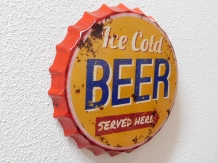 Prachtige metalen kroonkurk met tekst: ice cold beer served here!!