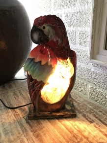 Een metalen lamp in de vorm van een papegaai, heel mooi!