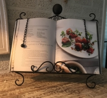 A stand / holder for pieces of music, menus, books, etc