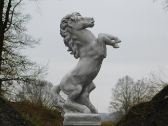 Horse on pedestal - 150 cm - Stone