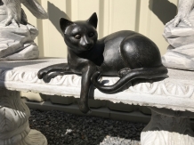 1 sculptuur liggende kat uit Polystein, mooi!!