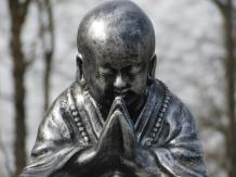 Shaolin Monnik biddend  - polystone - grijs met zwart