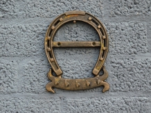 A key coat rack with 5 hooks, like a horseshoe, robust and rustic