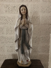 Beautiful statue of Mary praying, polystone in wood look