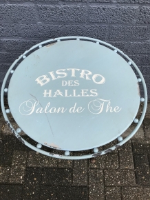 Een decoratieve tafel, Franse stijl, Bistro