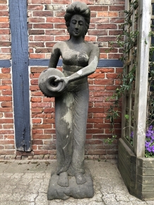 Große verlassene Lavastein Frau mit Krug, hinduistische Statue - XL