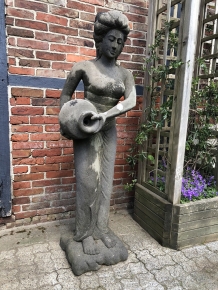 Große verlassene Lavastein Frau mit Krug, hinduistische Statue - XL