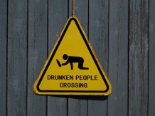 Wandbord - Drunken People Crossing - metaal