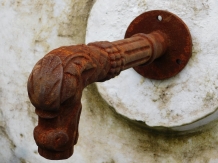 Wateruitloop, fontein uitloop - mythisch wezen Waterspuwer als wateruitloop