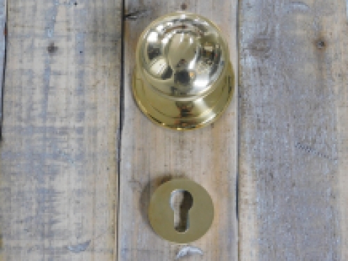 Fixed door knob - polished brass - with security roses