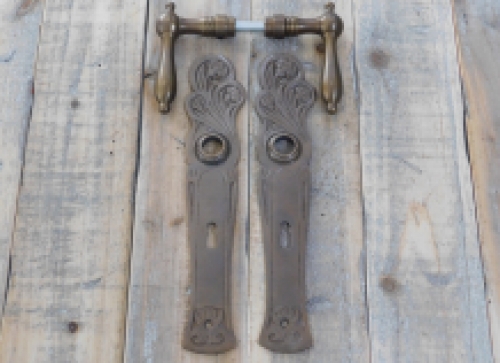 Art Nouveau deurbeslagset - nobele in messing deurset met lange deurplaten.