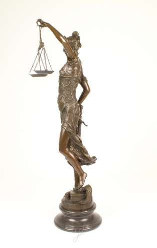 Eine sehr große Bronzestatue der Lady Justice