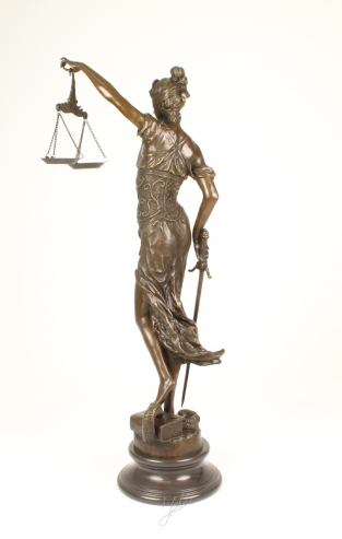 Eine sehr große Bronzestatue der Lady Justice